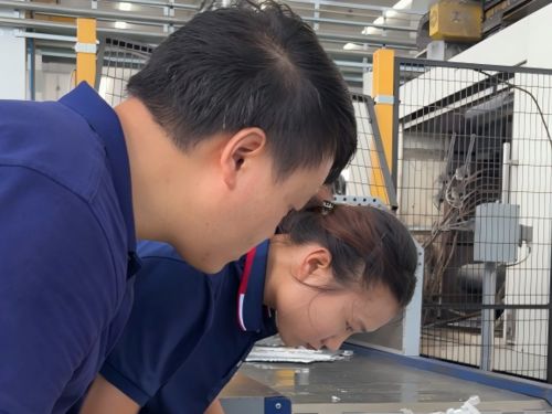 บล็อกบริษัทล่าสุดเกี่ยวกับ ความร้อนที่ร้อนแรงไม่อาจหยุดความกระตือรือร้น: พนักงานพยาบาล 